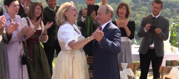 Путин на свадьбе главы МИД Австрии Кнайсль - Sputnik Латвия