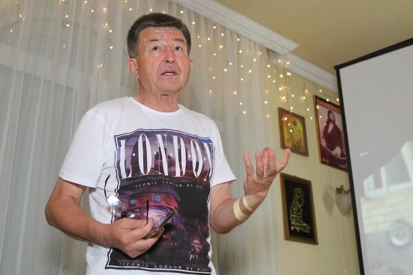 Алишер Назиров - пловом кормит и мастер-класс проводит Алишер Назиров - пловом кормит и мастер-класс проводит - Sputnik Латвия