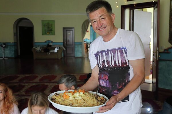 Алишер Назиров - пловом кормит и мастер-класс проводит Алишер Назиров - пловом кормит и мастер-класс проводит - Sputnik Латвия