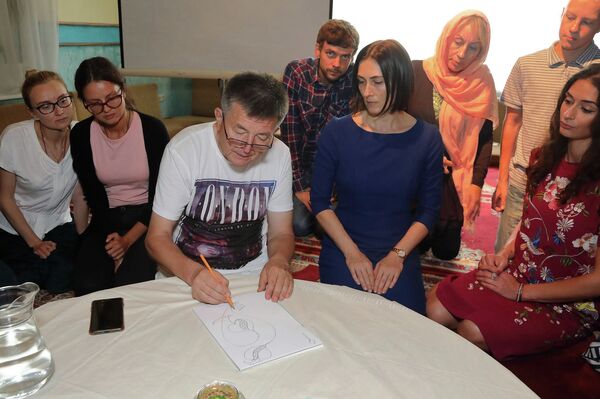 Алишер Назиров - пловом кормит и мастер-класс проводит Алишер Назиров - пловом кормит и мастер-класс проводит - Sputnik Латвия