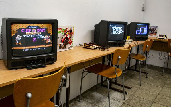 Interaktīva datorspēļu muzeja LVLup! telpa, kur var paspēlēt tālaika spēļu iekārtas - Sputnik Latvija