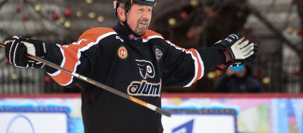 Игрок сборной команды России Сергей Гимаев в товарищеском матче звезд между сборными командами России и НХЛ североамериканского хоккейного клуба Филадельфия Флайерз на ГУМ-Катке. - Sputnik Латвия