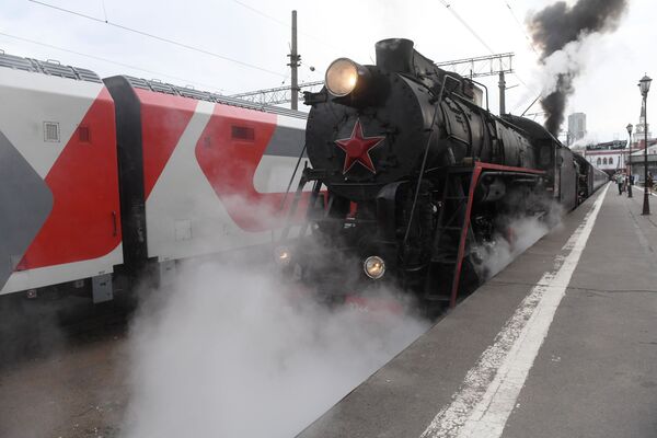 Luksus klases tūristu vilciena Imperatoriskā Krievija galvenā retro tvaika lokomotīve - Sputnik Latvija