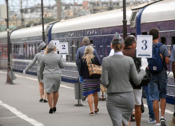 Vilciena stjuartes un pasažieri pie luksus klases tūristu vilciena Imperatoriskā Krievija - Sputnik Latvija
