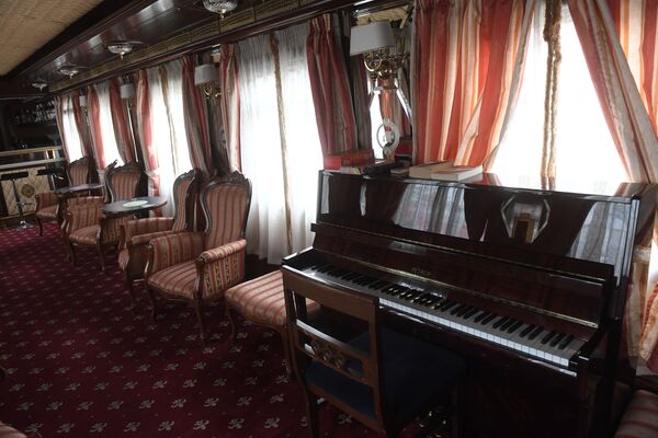 Salons luksus klases tūrisma vilciena Imperatoriskā Krievija vagonā - Sputnik Latvija