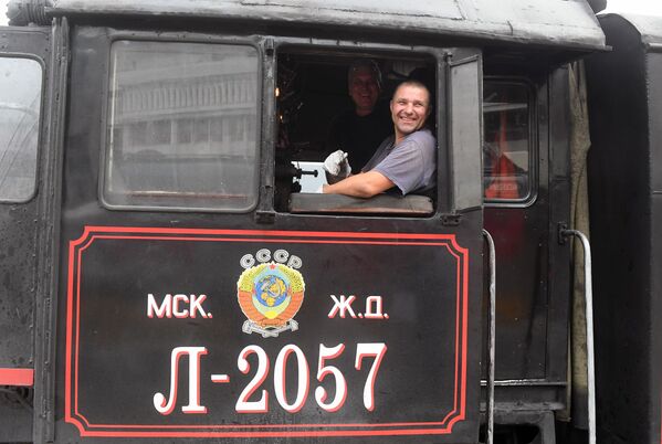 Luksus klases tūristu vilciena Imperatoriskā Krievija galvenās retro tvaika lokomotīves mašīnisti - Sputnik Latvija