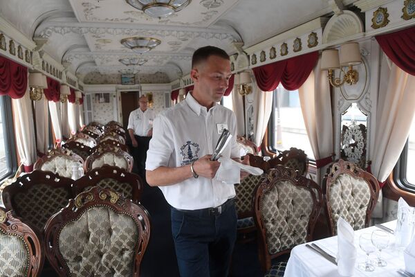 Oficiants luksus klases tūristu vilciena Imperatoriskā Krievija vagonā-restorānā - Sputnik Latvija