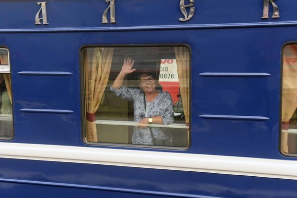 Пассажирка в вагоне туристического поезда класса люкс Императорская Россия, который отправляется в путешествие по Транссибирской магистрали - Sputnik Латвия