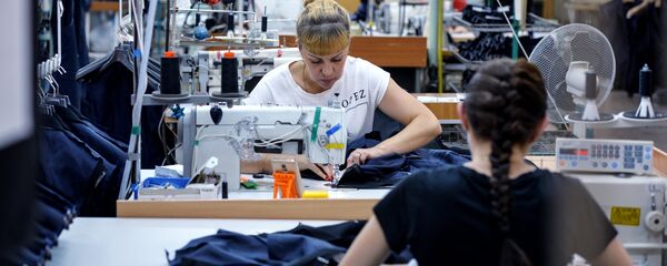 Сотрудницы в производственном цехе швейной фабрики - Sputnik Латвия