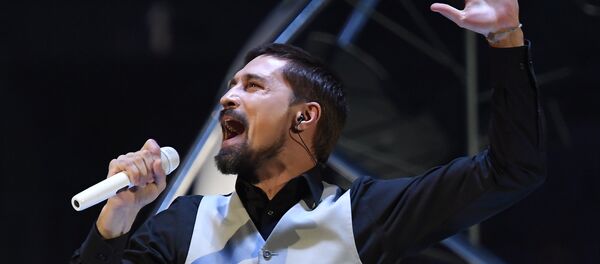 Певец Дима Билан выступает на церемонии открытия XIX Всемирного фестиваля молодежи и студентов (ВФМС) в Ледовом дворце Большой в Сочи. - Sputnik Латвия