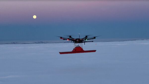 Беспилотный летательный аппарат SPH Engineering во время исследования в Гренландии - Sputnik Latvija