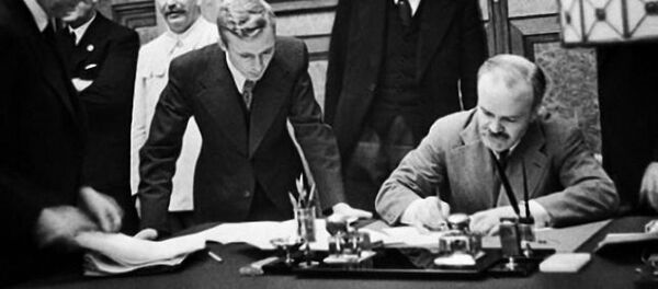 Молотов подписывает пакт Молотов подписывает пакт - Sputnik Latvija