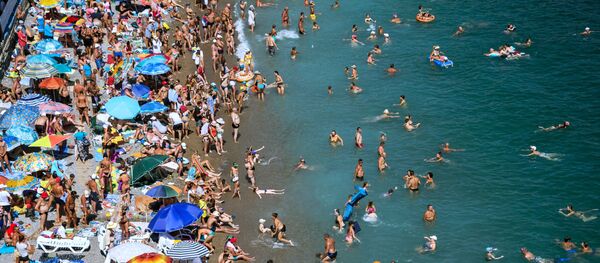Отдыхающие на пляже курортного поселка Симеиз в Крыму Отдыхающие на пляже курортного поселка Симеиз в Крыму - Sputnik Latvija