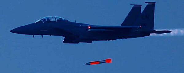 В США показали, как истребители F-15 сбрасывают ядерные бомбы В США показали, как истребители F-15 сбрасывают ядерные бомбы - Sputnik Latvija
