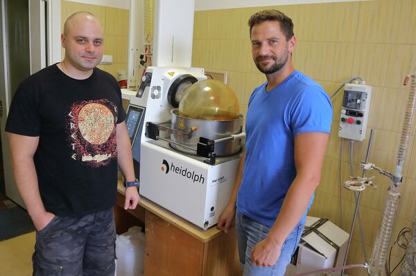 Латвийские ученые Айгарс Паже и Янис Рижиковс Латвийские ученые Айгарс Паже и Янис Рижиковс - Sputnik Латвия