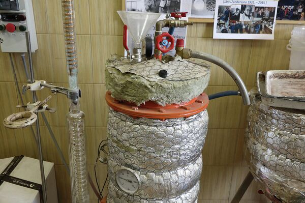 Аппарат для получения бетулина и суберина Айгарс Паже и Янис Рижиковс собрали своими руками Аппарат для получения бетулина и суберина Айгарс Паже и Янис Рижиковс собрали своими руками - Sputnik Латвия