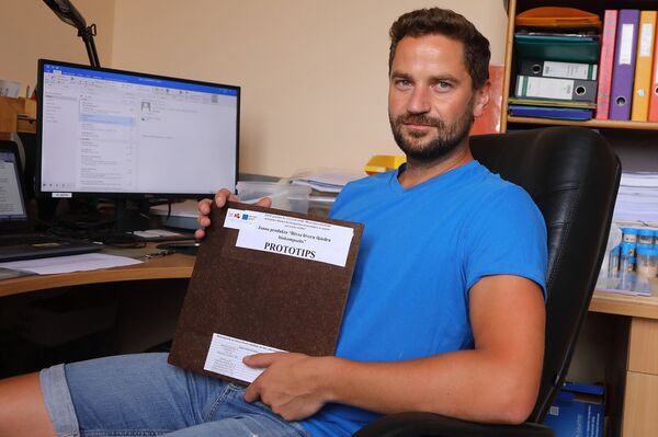 Янис Рижиковс с уникальной субериновой плиткой Янис Рижиковс с уникальной субериновой плиткой - Sputnik Латвия