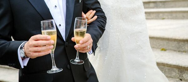 Молодожены с бокалами шампанского Молодожены с бокалами шампанского - Sputnik Латвия