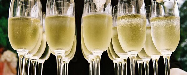 Бокалы с шампанским Бокалы с шампанским - Sputnik Latvija