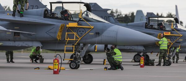 Один из истребителей  JAS-39 Gripen на военном аэродроме Эмари Один из истребителей  JAS-39 Gripen на военном аэродроме Эмари - Sputnik Latvija