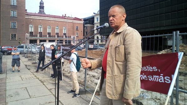 Арнольдс Бабрис выступает на митинге общественной организации За ответственность - Sputnik Латвия