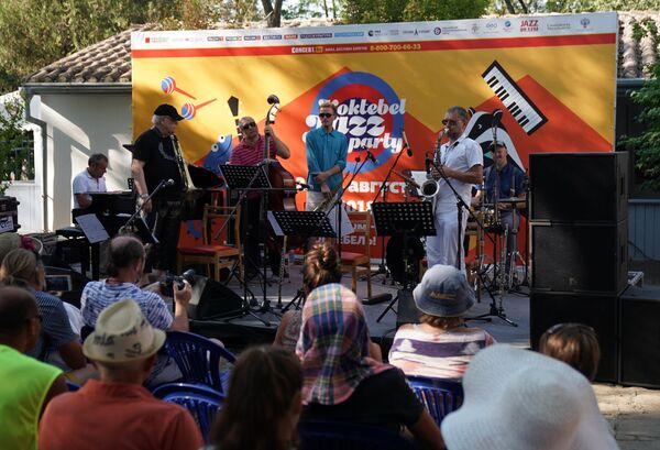 Ансамбль Каданс Германа Лукьянова выступает на Волошинской сцене на 16-м международном музыкальном фестивале Koktebel Jazz Party. Ансамбль Каданс Германа Лукьянова выступает на Волошинской сцене на 16-м международном музыкальном фестивале Koktebel Jazz Party. - Sputnik Латвия