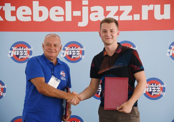 Генеральный директор МИА Россия сегодня Дмитрий Киселев и председатель совета Ассоциации волонтерских центров Артем Метелев во время подписания соглашения о партнерстве в рамках 16-го международного музыкального фестиваля Koktebel Jazz Party. Генеральный директор МИА Россия сегодня Дмитрий Киселев и председатель совета Ассоциации волонтерских центров Артем Метелев во время подписания соглашения о партнерстве в рамках 16-го международного музыкального фестиваля Koktebel Jazz Party. - Sputnik Латвия