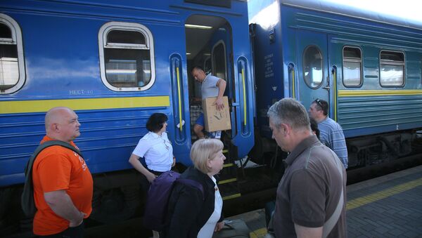 Пассажиры поезда на перроне Центрального вокзала в Киеве - Sputnik Латвия