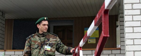 Работа пограничных служб Украины на международном автомобильном пункте пропуска Гоптивка на границе Украины с Россией, архивное фото Работа пограничных служб Украины на международном автомобильном пункте пропуска Гоптивка на границе Украины с Россией, архивное фото - Sputnik Latvija