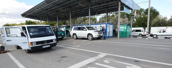 Автомобили на пункте пропуска Армянск на границе России и Украины, архивное фото Автомобили на пункте пропуска Армянск на границе России и Украины, архивное фото - Sputnik Латвия