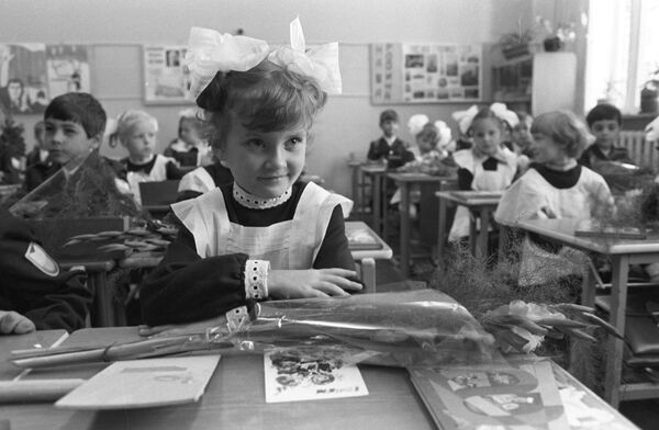 Ученица средней школы № 35 во время урока в День знаний, 1983 год - Sputnik Латвия