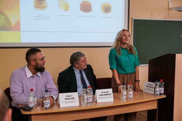 Выступает представитель компании Мармеладная сказка Выступает представитель компании Мармеладная сказка - Sputnik Латвия