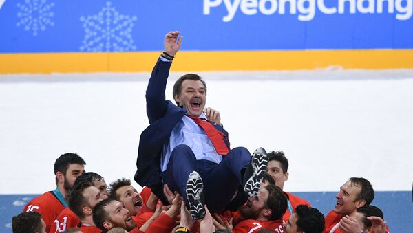 Олег Знарок на церемонии награждения призеров соревнований по хоккею среди мужчин на XXIII зимних Олимпийских играх - Sputnik Латвия