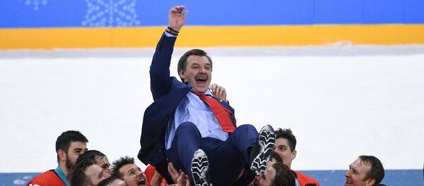 Олег Знарок на церемонии награждения призеров соревнований по хоккею среди мужчин на XXIII зимних Олимпийских играх - Sputnik Латвия