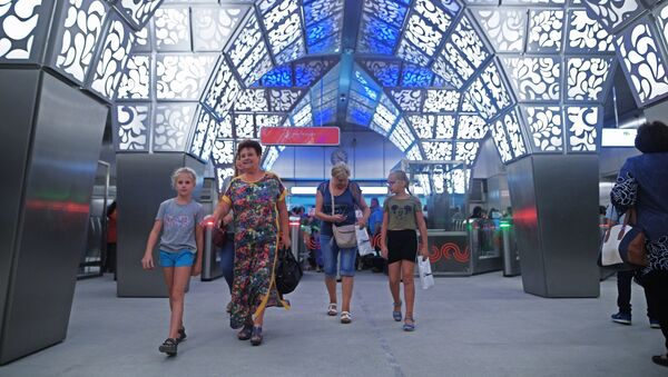 Пассажиры на станции Новопеределкино Солнцевской линии Московского метрополитена - Sputnik Латвия