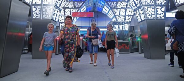 Пассажиры на станции Новопеределкино Солнцевской линии Московского метрополитена - Sputnik Латвия