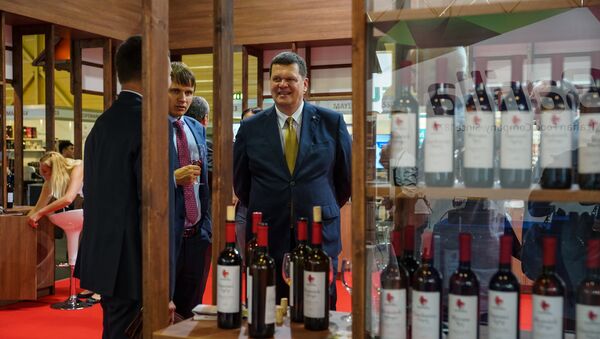Министр охраны среды и регионального развития Каспар Герхардс на стенде грузинских виноделов - Sputnik Латвия