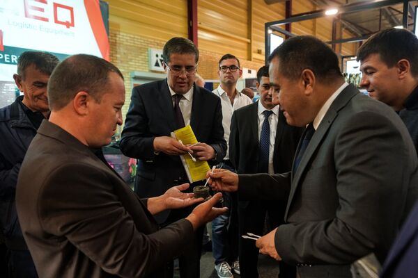 На стенде латвийского производителя Mottra делегация Узбекистана ложками дегустирует черную икру На стенде латвийского производителя Mottra делегация Узбекистана ложками дегустирует черную икру - Sputnik Латвия