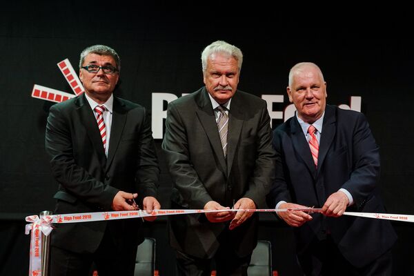 На открытии выставки присутствовал министр земледелия Янис Дуклавс (в центре) На открытии выставки присутствовал министр земледелия Янис Дуклавс (в центре) - Sputnik Латвия