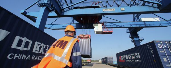 Комбинированный контейнерный поезд из Европы в Китай Комбинированный контейнерный поезд из Европы в Китай - Sputnik Latvija