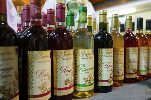 Вино из Земгале поражает разнообразием вкуса, есть даже из мяты! - Sputnik Латвия