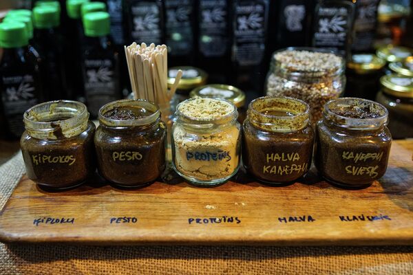 Чеснок с коноплей, песто, протеин, халва и масло. Конопля по истине суперфуд! - Sputnik Латвия