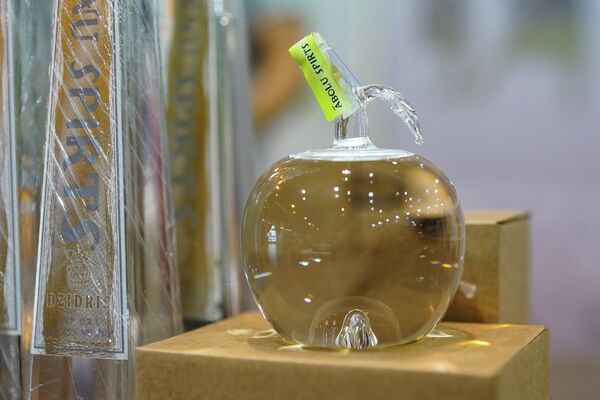 Интересный дизайн сосуда для яблочного самогона - Sputnik Латвия