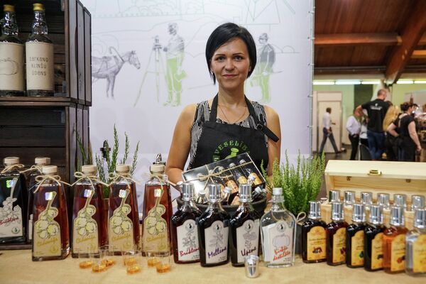 Настойки и наливки из цидонии и других латвийских ягод от Veselibas Laboratorija - Sputnik Латвия