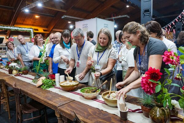 Посетители выставки дегустируют кашу из Видземе - Sputnik Латвия