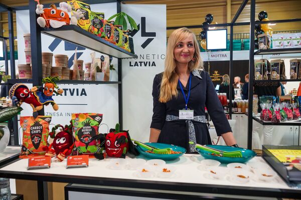 Латвийские чипсы из моркови и свеклы, вкусно и полезно! - Sputnik Латвия