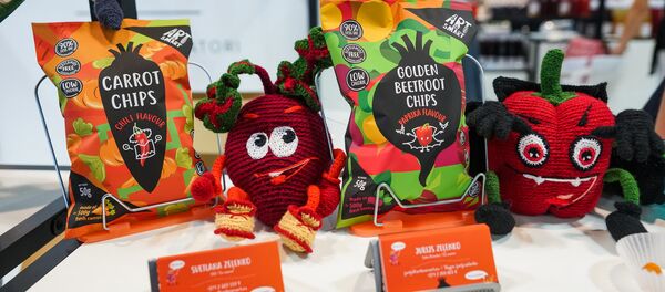 Латвийские чипсы из моркови и свеклы, вкусно и полезно! - Sputnik Латвия