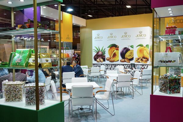 Армянский производитель Гранд Кенди и их шоколадные конфеты с сухофруктами JOYCO - Sputnik Латвия