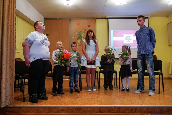 Аудриньские школьники поют гимн Латвии. На сцене все ученики 1-го и 9-го классов - Sputnik Латвия