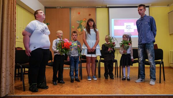 Аудриньские школьники поют гимн Латвии. На сцене все ученики 1-го и 9-го классов - Sputnik Латвия